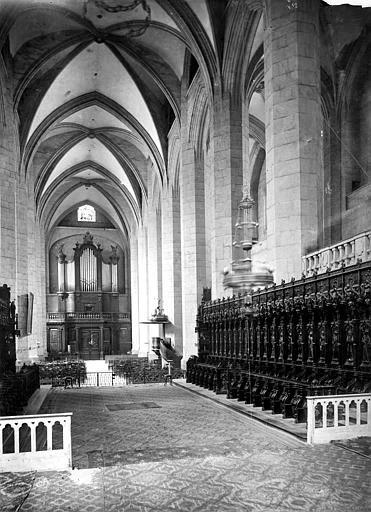 Vue intérieure de la nef, vers l'entrée