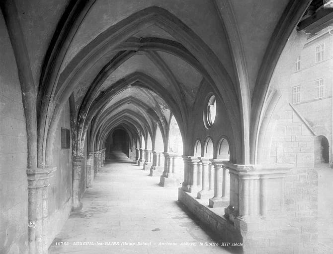 1911 (avant), Abbaye Saint-Colomban (ancienne), Cloître : vue intérieure d'une galerie