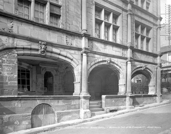 1911 (avant), Maison dite de François Ier, Façade sur rue : Galerie du rez-de-chaussée