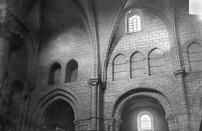 1919 (avant), Basilique Notre-Dame-de-Bonne-Garde ; Abbaye (ancienne), Vue intérieure de la nef, côté nord : Triforium