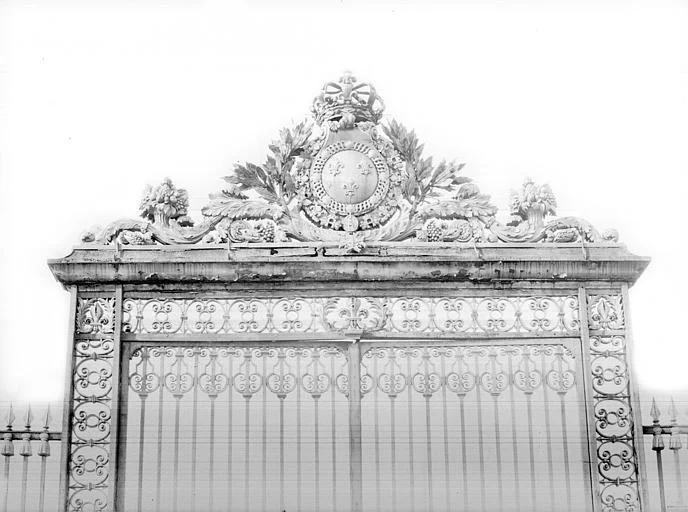 1919 (avant), Domaine national, château, Porte de la grande grille à l'est : Couronnement