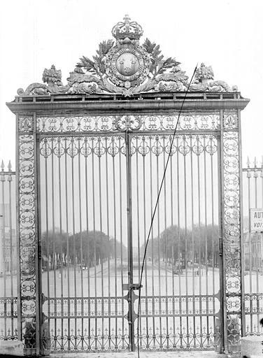 1919 (avant), Domaine national, château, Porte de la grande grille à l'ouest : Vue d'ensemble