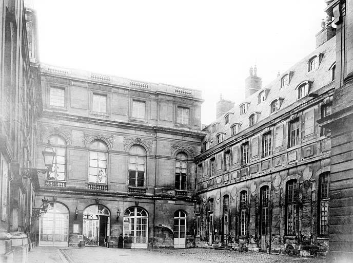 1919 (avant), Domaine national, château, Bâtiment Louis XIII dans la cour des Princes : Vue d'ensemble