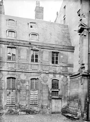 1919 (avant), Domaine national, château, Bâtiment Louis XIII dans la cour des Princes : Trois travées