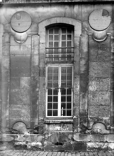 1919 (avant), Domaine national, château, Bâtiment Louis XIII dans la cour des Princes : Fenêtre du rez-de-chaussée