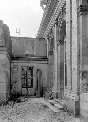 1919 (avant), Domaine national, château, Cour côté sud : Passage au rez-de-chaussée