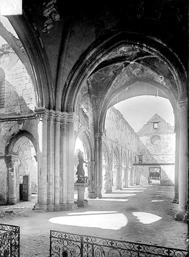 Vue intérieure de la nef vers l'entrée