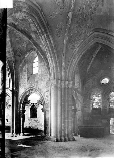 Vue intérieure de la nef et du transept nord