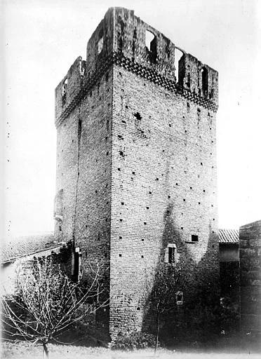 1915 (vers), Château (ancien), Donjon : vue d'ensemble