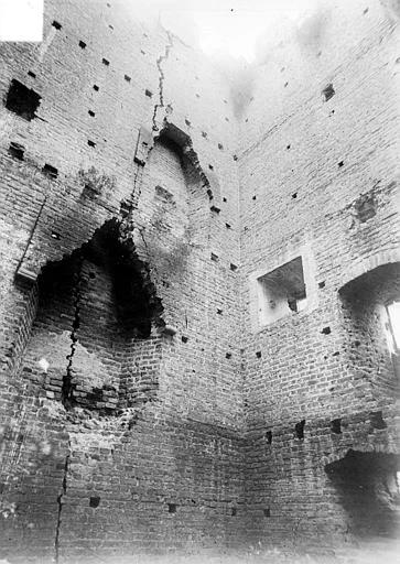 1915 (vers), Château (ancien), Donjon : vue intérieure