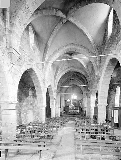 Vue intérieure de la nef vers le choeur