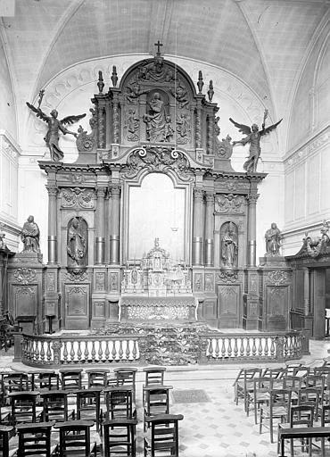 Chapelle Saint-Nicolas. Vue intérieure de la chapelle vers le choeur : Ensemble du maître-autel et des lambris du choeur