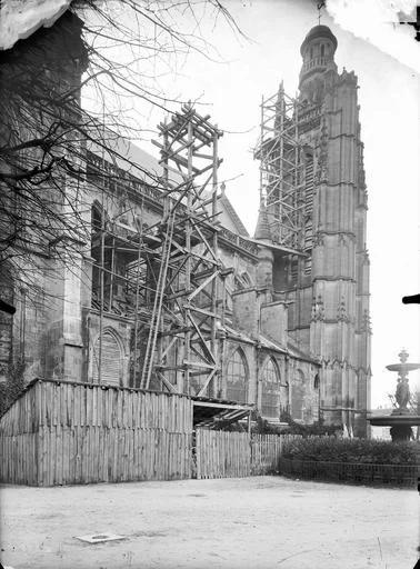 Tour et partie de la façade latérale