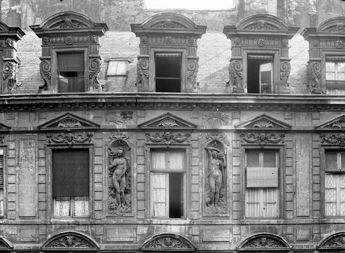 Façade principale sur la cour, fenêtres et lucarnes