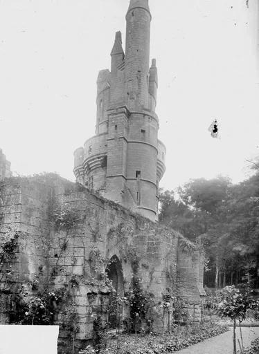 1911, Château, Donjon, au sud-est