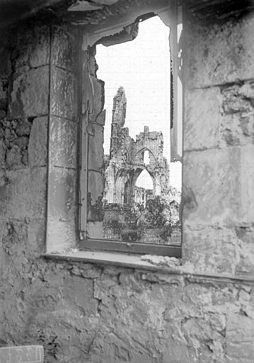 1920, Eglise, Ruines, ensembke vu au travers d'une fenêtre de maison