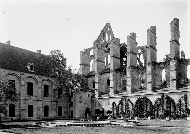 Ruines de la façade sud de l'église