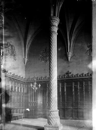 Chapelle: intérieur, colonne torsadée