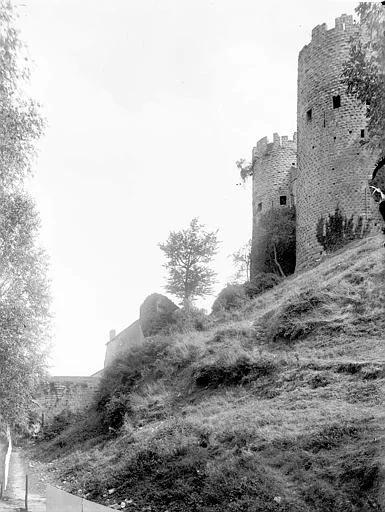 Château, Deux tours, à l'extérieur