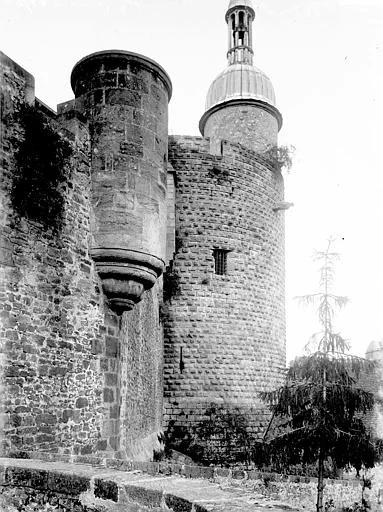 Château, Tour et tourelle en encorbellement