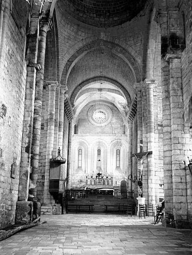 Eglise, nef, vue de l'entrée