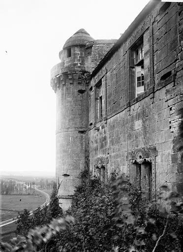 Bâtiment et tour d'angle