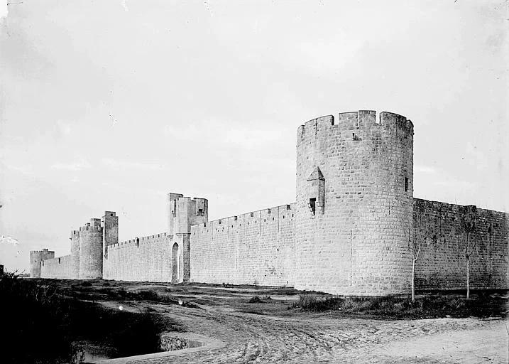 Porte de la Reine ; Tour de la Poudrière ; Tour de Villeneuve, Vue d'ensemble