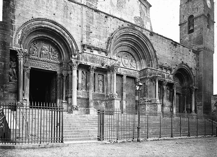 Eglise abbatiale Saint-Gilles, Façade aux trois portails