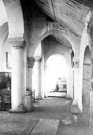 Sans date, Eglise, Vue intérieure du bas-côté sud : chapiteaux et colonnes