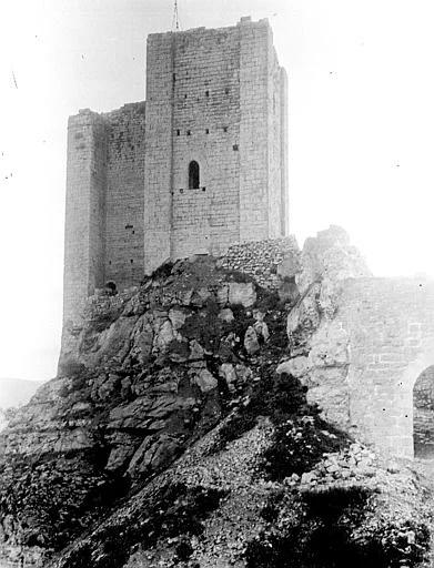 Tour et entrée du château