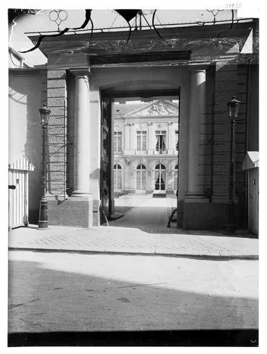 Vue de la cour et du portail